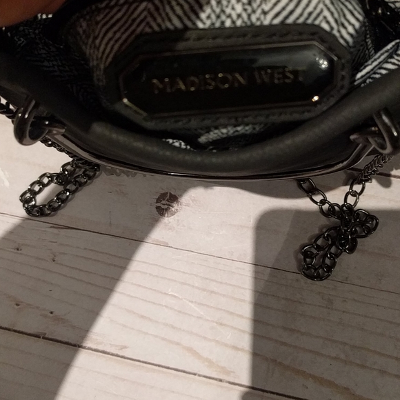 🍀🌸 Beautiful small crossbody by Madison West 🌸 - Picture 6 of 7